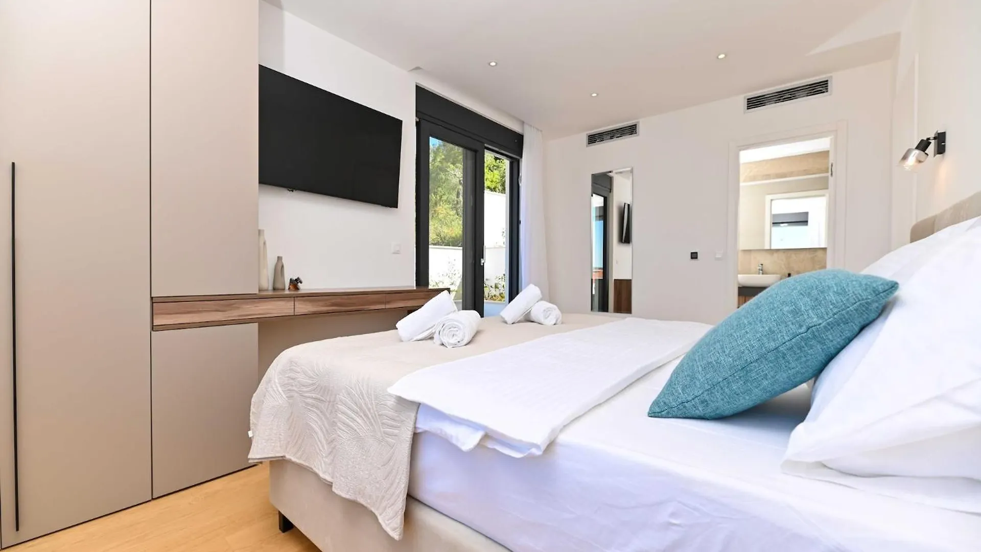 Villa Oasis - Five Bedroom Villa With Private Pool Trogir Kroatien