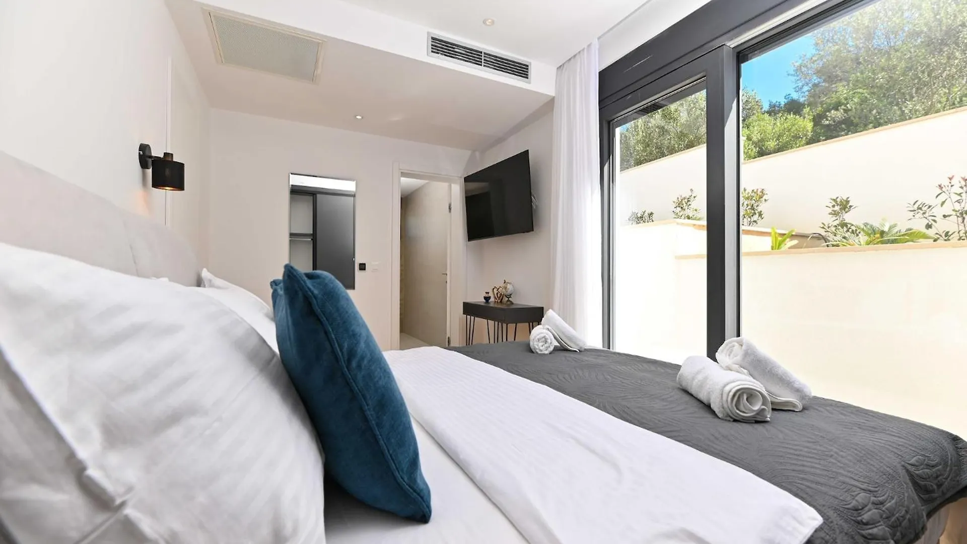 Villa Oasis - Five Bedroom Villa With Private Pool Trogir