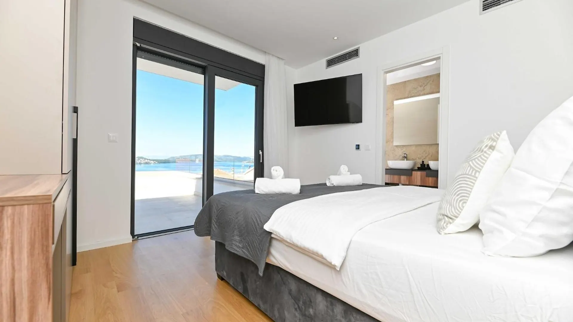 Villa Oasis - Five Bedroom Villa With Private Pool Trogir